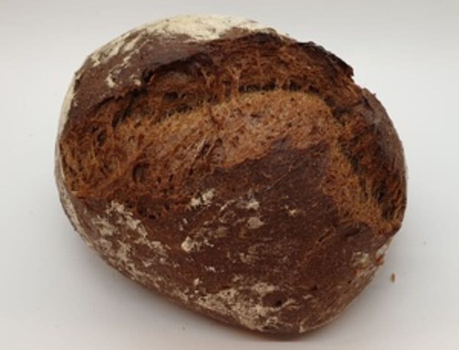 Sehr dunkles Brot mit Weizenmehl, Roggen und Milch hergestellt. Durch die lange Liegezeit des Teiges von 8 Stunden entwickelt sich ein kräftiges Aroma.
