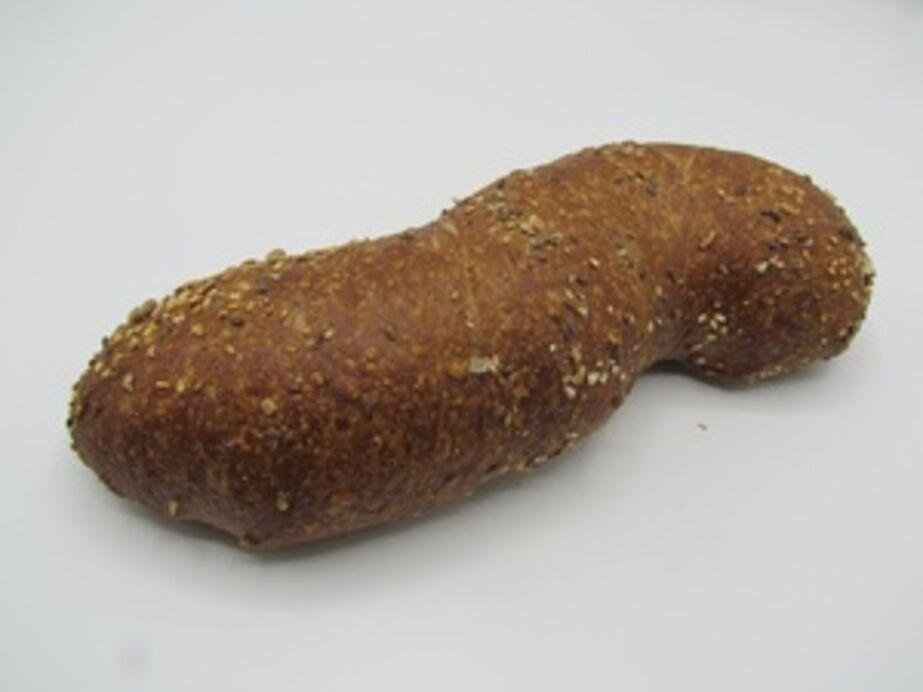 Das gedrehte dunkle Brot mit Körner ist besonders aromatisch und hat eine feuchte Krume. Ideal auch zum Apero.
