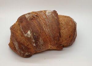 Ein dunkles Brot, welches durch das Reifen des Teiges während 24 Stunden im Eichenfass ein unvergleichliches Aroma entwickelt.