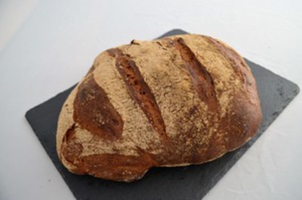 Dunkles Brot mit 44h Teigruhe und feuchter Krume. Der sehr weiche Teig wird direkt abgestochen und sofort im heissen Ofen eingeschossen.
Nur Samstags verfügbar