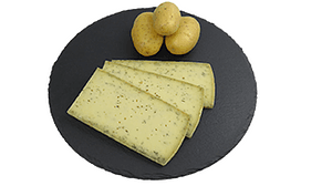 Dieser geschmacksintensive Schweizer Kräuter Raclette-Käse, der nach traditioneller Schweizer Art hergestellt wird, hat einen sensationellen natürlichen "Kräuter" Geschmack, der die Geschmacksknospen eines jeden Raclette-Kenners vor Freude springen lässt.

Die gute Schmelzbarkeit und die cremige Konsistenz dieses Käses machen ihn zu einem aussergewöhnlichen Geschmackserlebnis, das Sie immer wieder aufs Neue begeistern wird. Diese Sorte wird aus Kuhmilch (von glücklichen Schweizer Kühen) hergestellt und mindestens 6 Monate gereift, so dass Sie sicher sein können, dass Sie ein hochwertiges Produkt erhalten