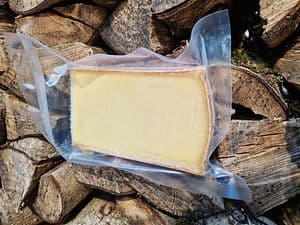 Käse von der Alp wo unsere Kühe den Sommer geniessen dürfen