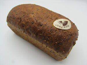 Dieses Brot ist ideal für Ernährungsbewusste Menschen. Ausserdem erhält es durch die vielen Saaten und das Gerstenmalzmehl ein natürliches und aromatisches Aroma. Das Gerstenmalz ist zudem hauptverantwortlich für die dunkle Krume