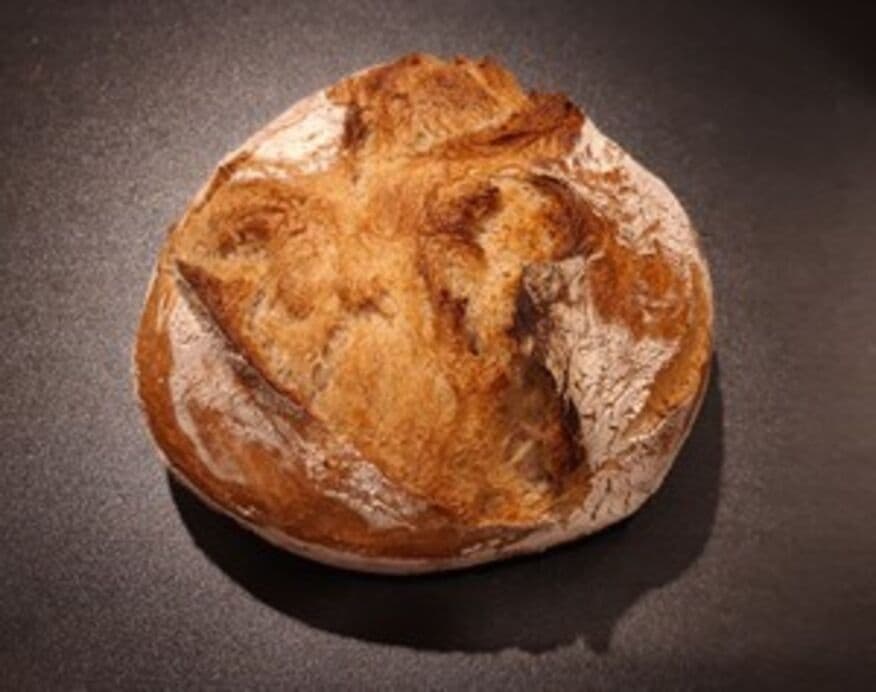 Das Brot wie zu Gotthelfs Zeiten. Mit einem milden Sauerteig und viel, viel Zeit hergestellt. Total hegen und pflegen wir diesen Teig 48 Stunden bevor er geformt und gebacken wird.