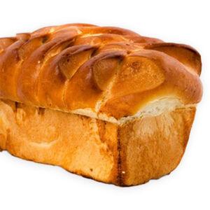 Klassisch weiches Schweizer Brot mit frischer Butter und Milch.