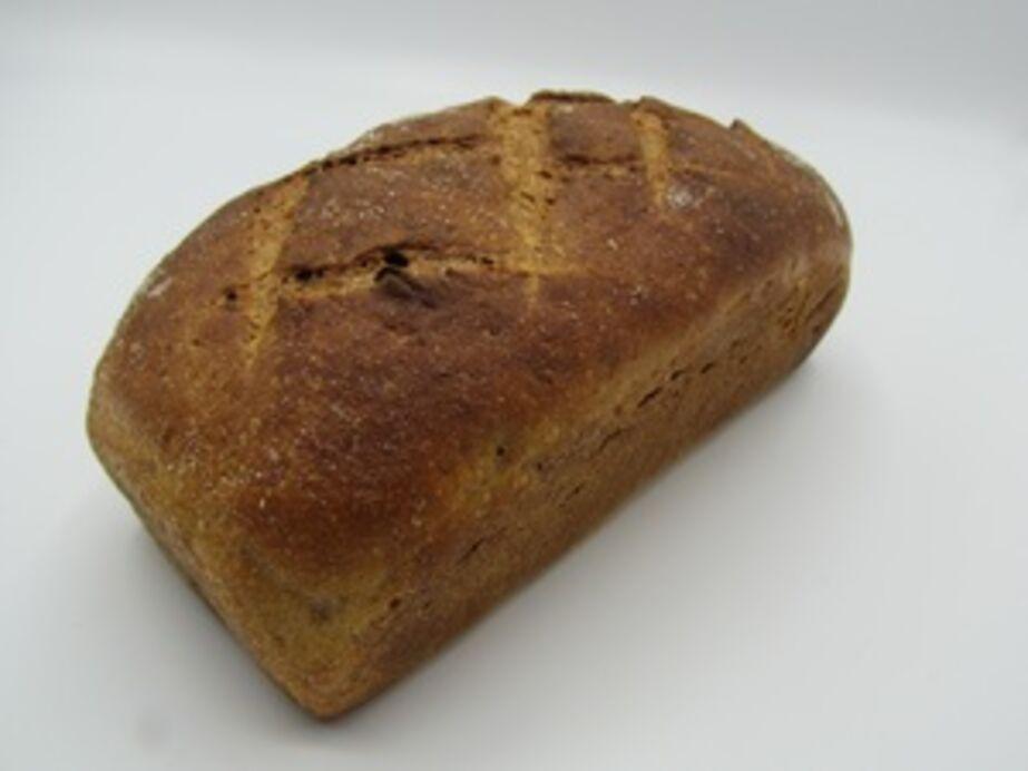 Das Roggenbrot hat den typischen leicht säuerlichen Geschmack. Roggenbrot ist ein kompaktes Brot und ist zudem lange haltbar
