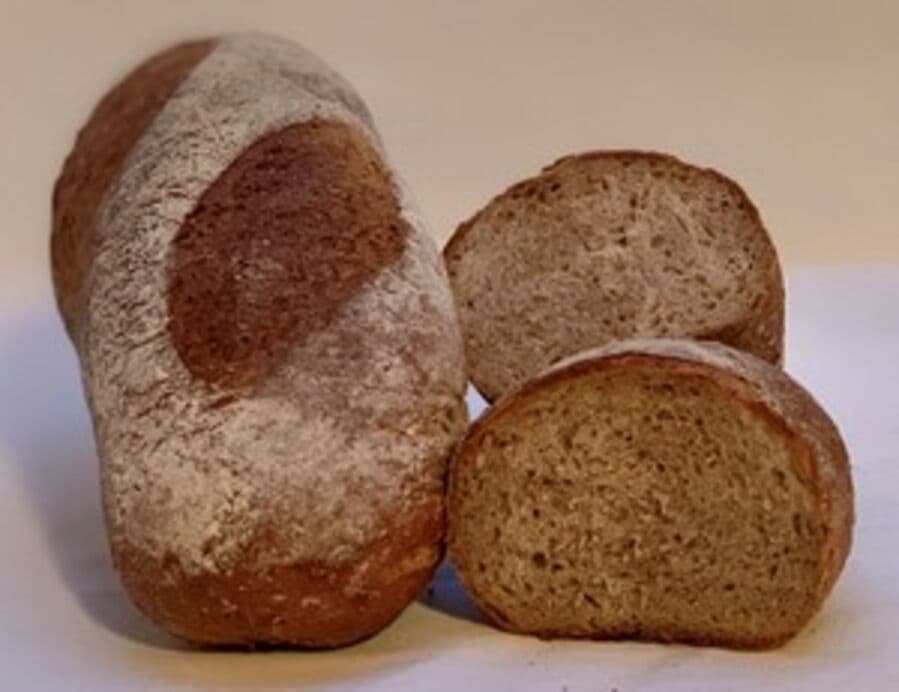 Dieses Brot aus Weizenmehl und Weizenschrot zeichnet sich besonders durch seine knusprige, eher dunkel gebackene Kruste aus. Dadurch erhält das Belperbrot eine feine Röstnote.